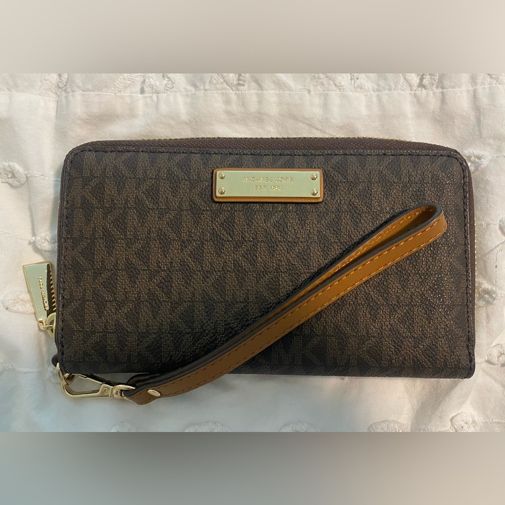 NWT Michael Kors Logo and Leather Wristlet
